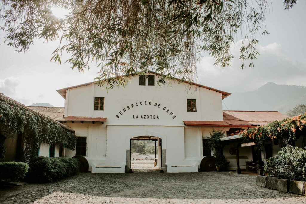 Fachada del beneficio de café La Azotea Coffee Farm rodeada de naturaleza en Antigua Guatemala