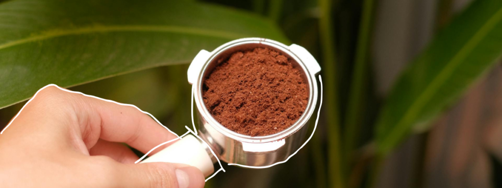Ground Nuevo Oriente specialty coffee in a portafilter — rich, full-bodied profile from Olopa Chiquimula, Guatemala, with notes of dark chocolate, brown sugar and walnut, ideal for French press, drip, AeroPress and espresso